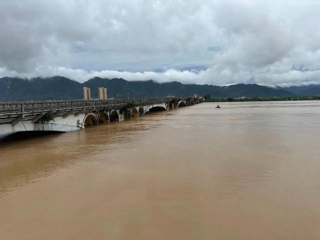 暴雨！破纪录！国家防总、水利部火速响应！有市民抡锤砸墙放水……