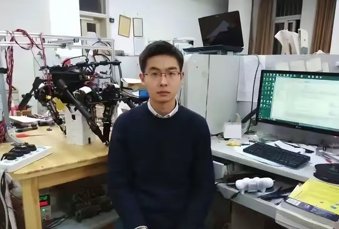王兴兴谈智能体机器人关键挑战；巨星传奇签订5000台四足机器人销售合同｜数智早参
