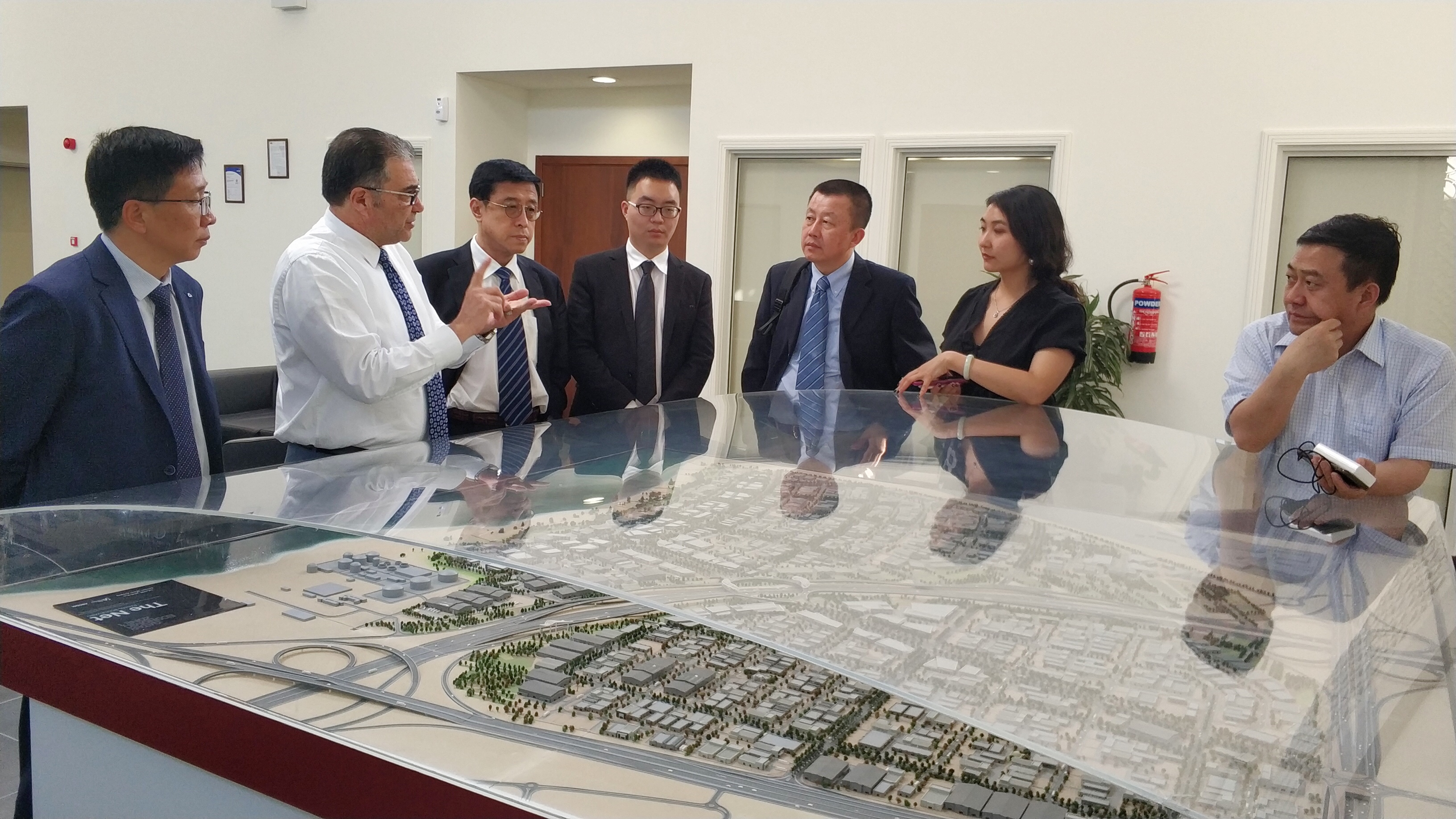王鹏参赞拜会塞计划于经济发展部长巴莱