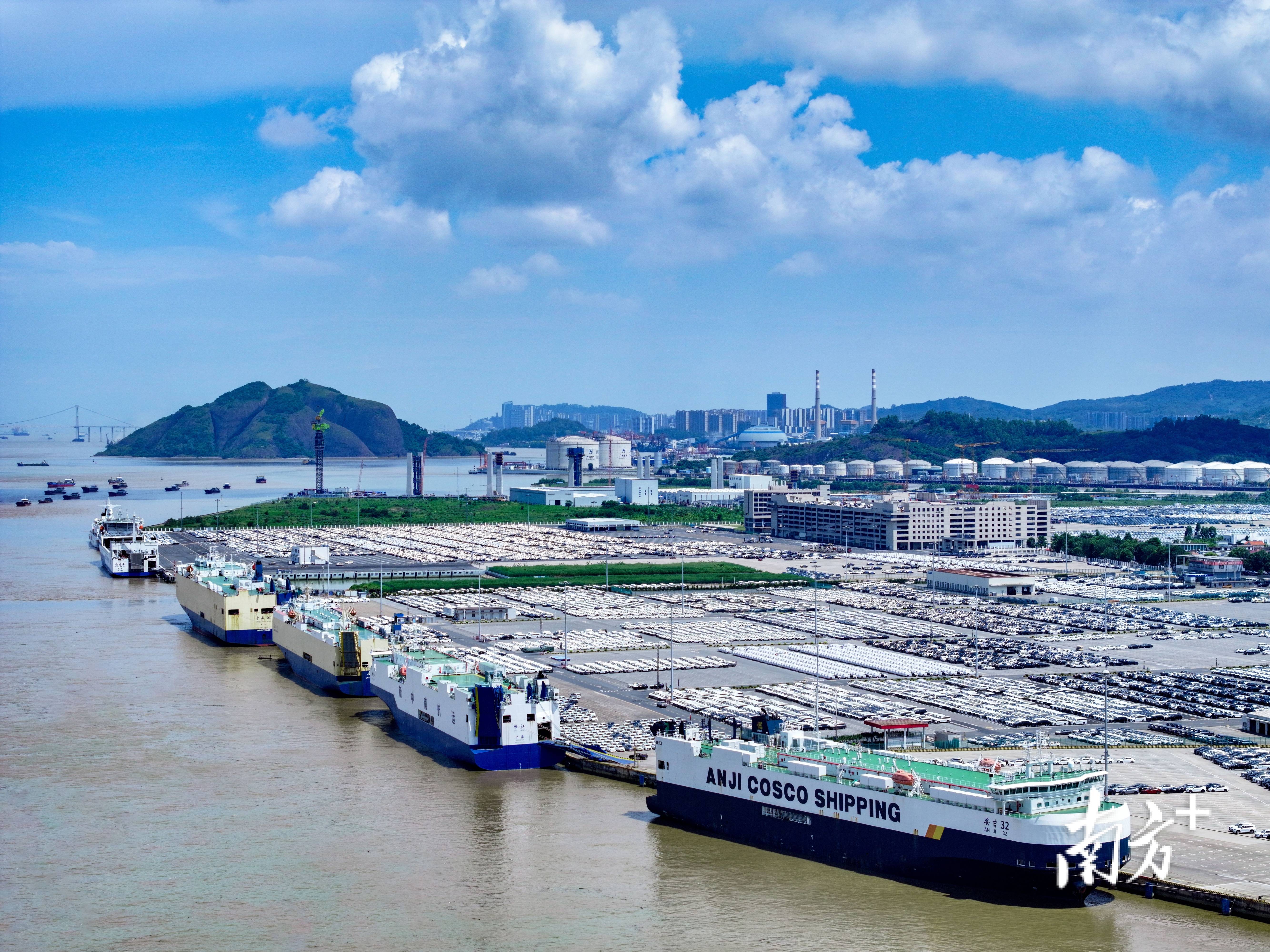 巴库国际贸易海港吞吐量首次突破10万标箱