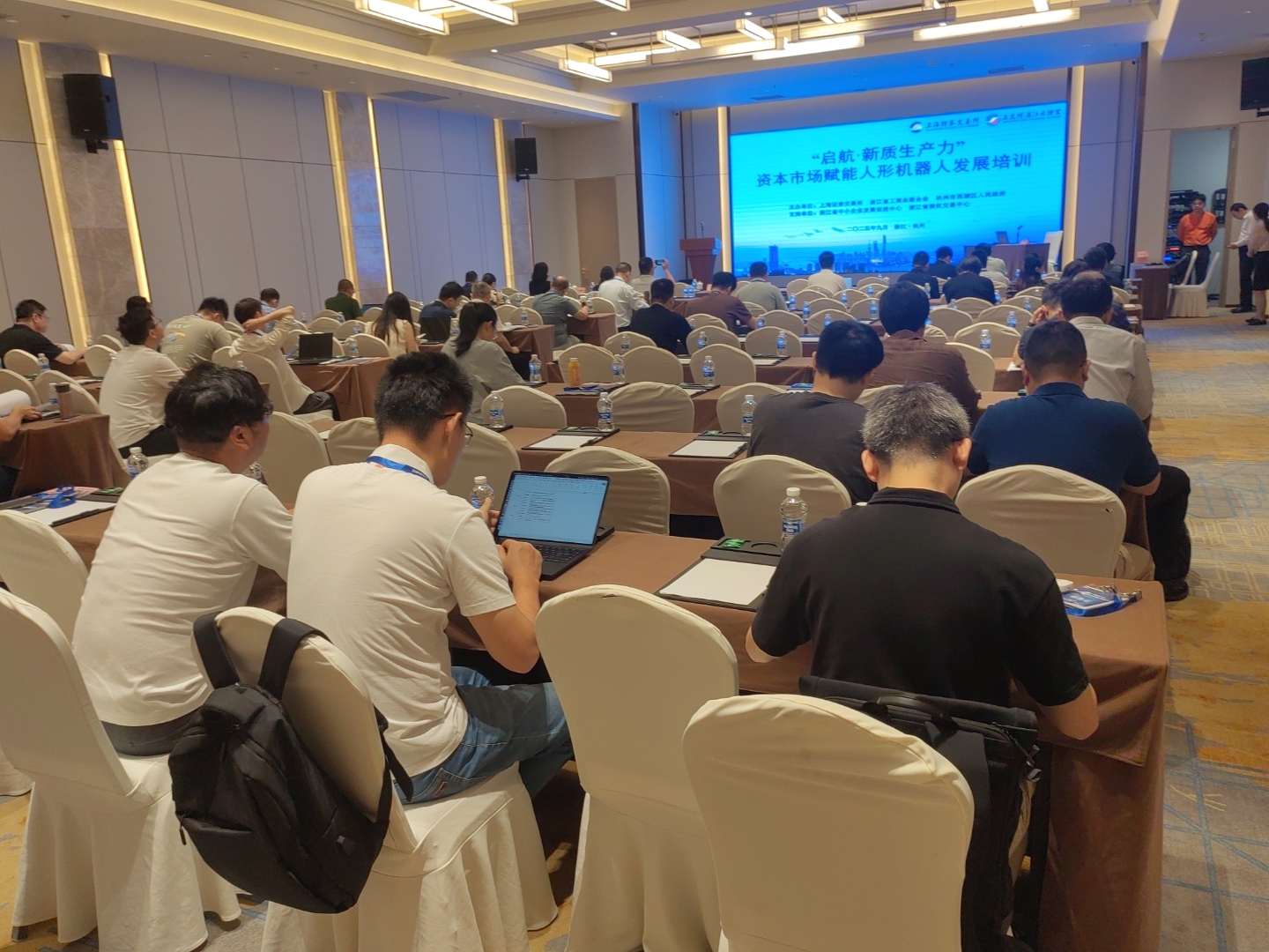 政策加码支持人形机器人发展 资金加仓十八股超亿元