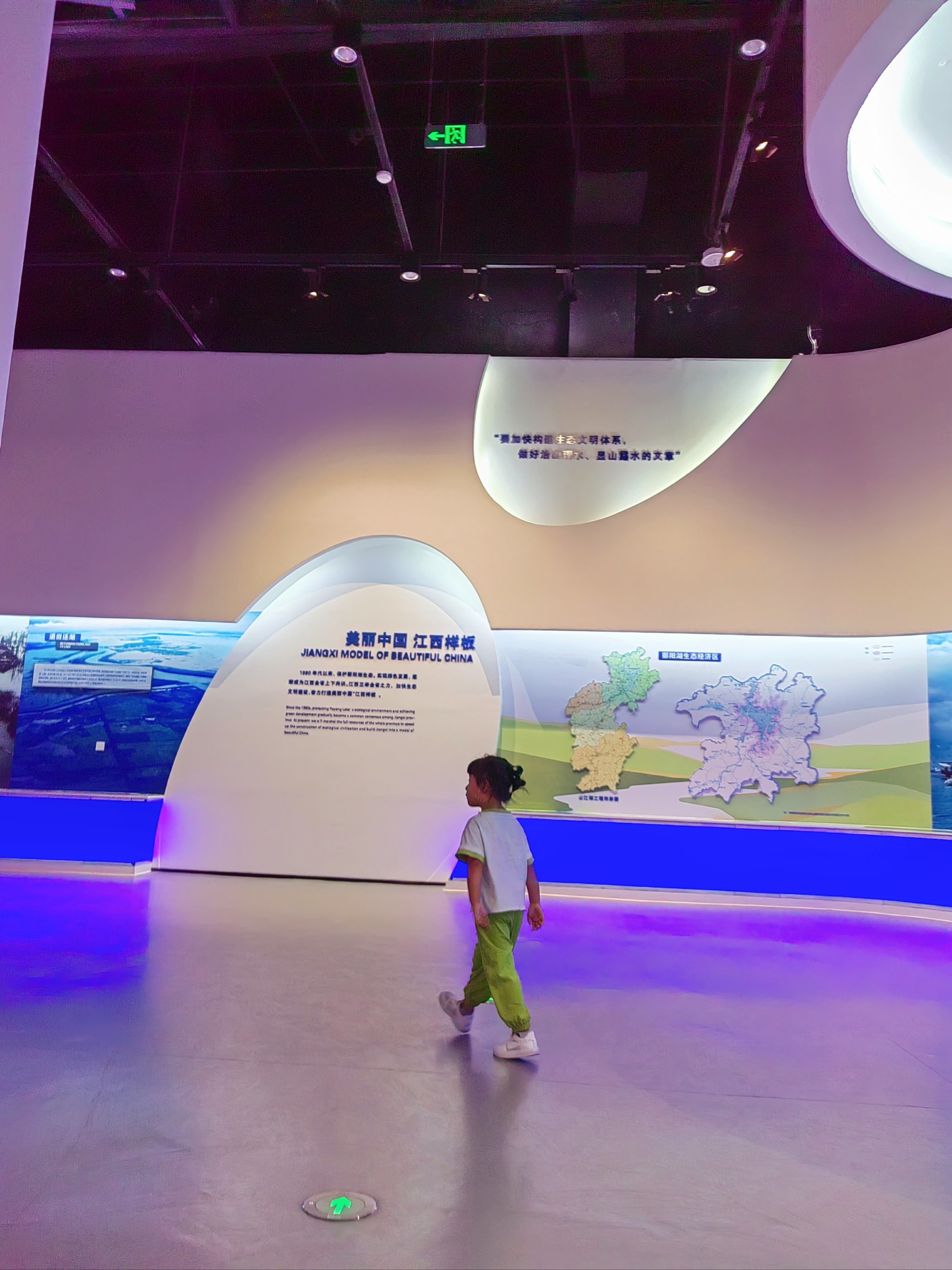北京亮马河畔机器人科技空间等你来探秘