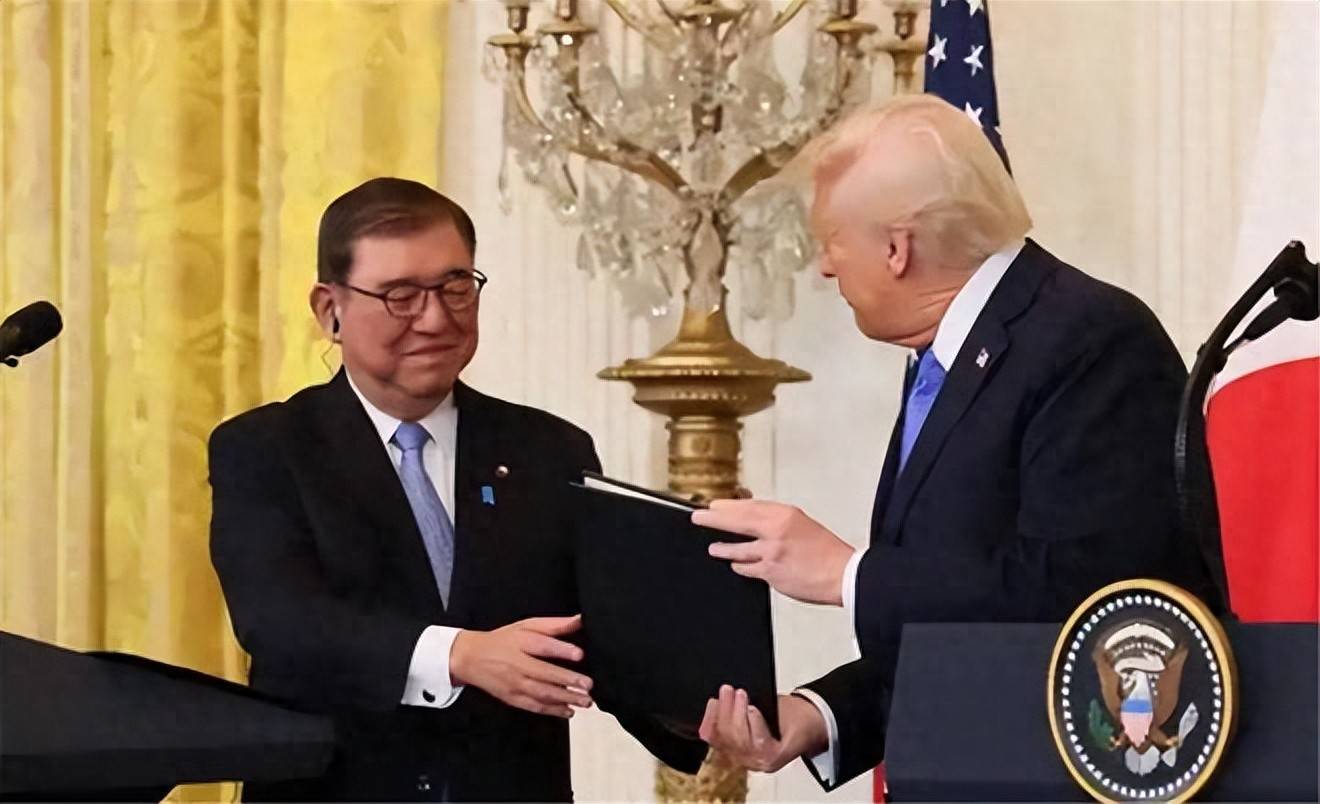 特朗普：将降低对印关税；净值单日下跌31.5%！白银基金给出解释；江苏响水一在建桥梁发生垮塌；阿里千问30亿加码春节AI大战 丨每经早参