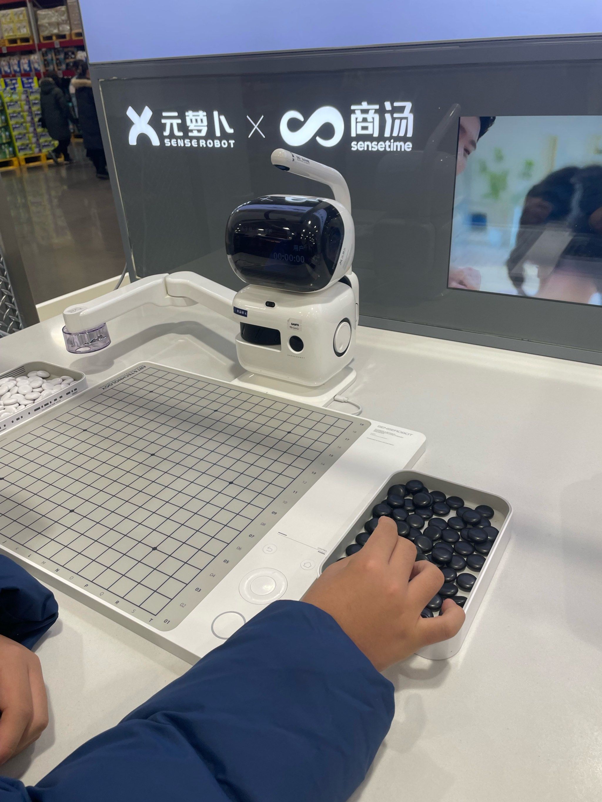 智元新机器人“下山”，满电续航最高8小时