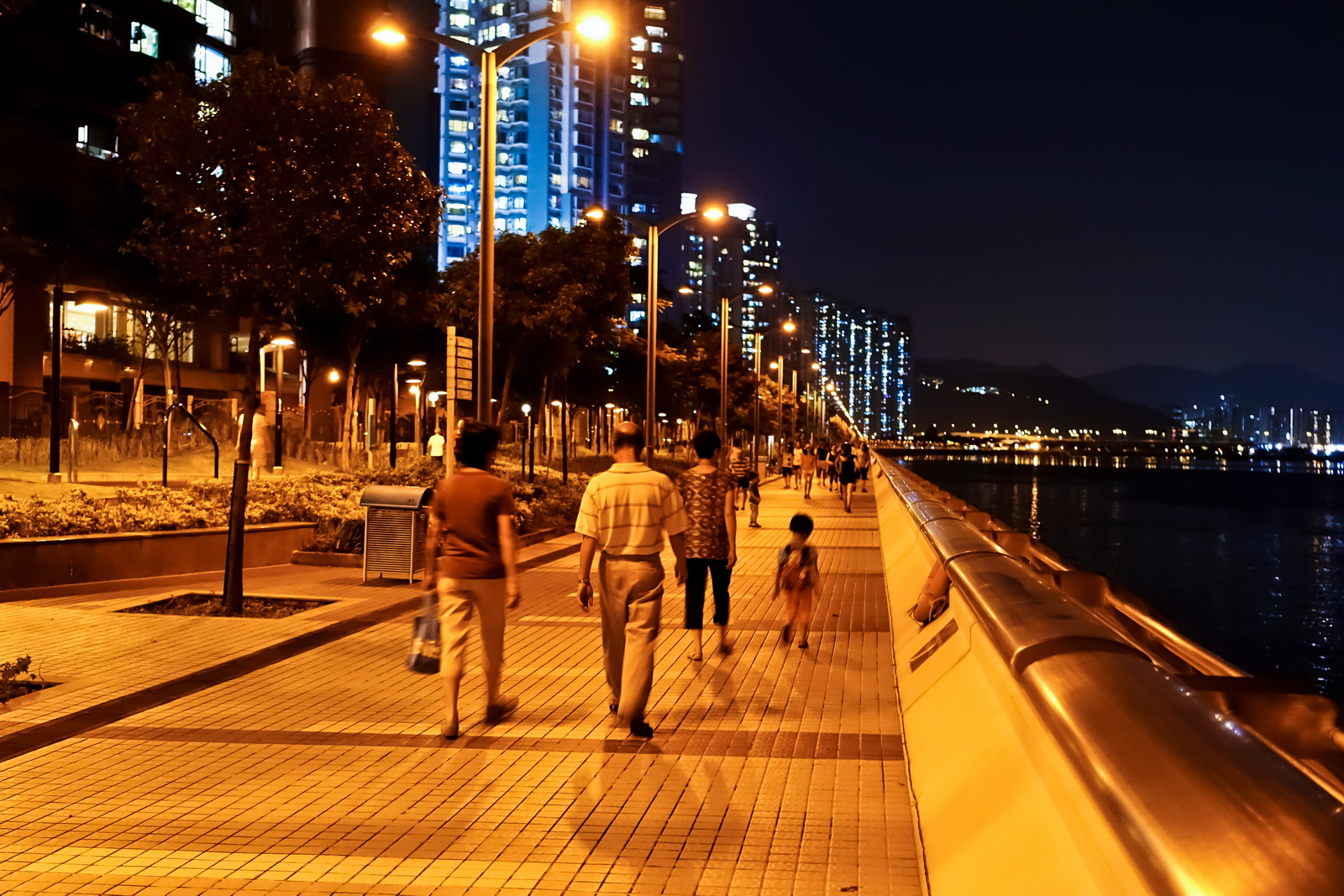 调笑令・青岛月夜海滨