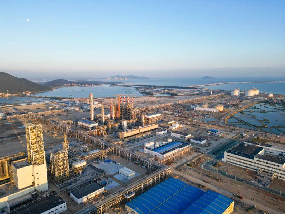 东华能源:全资子公司茂名碳纤维拟增资扩股引入复材基金