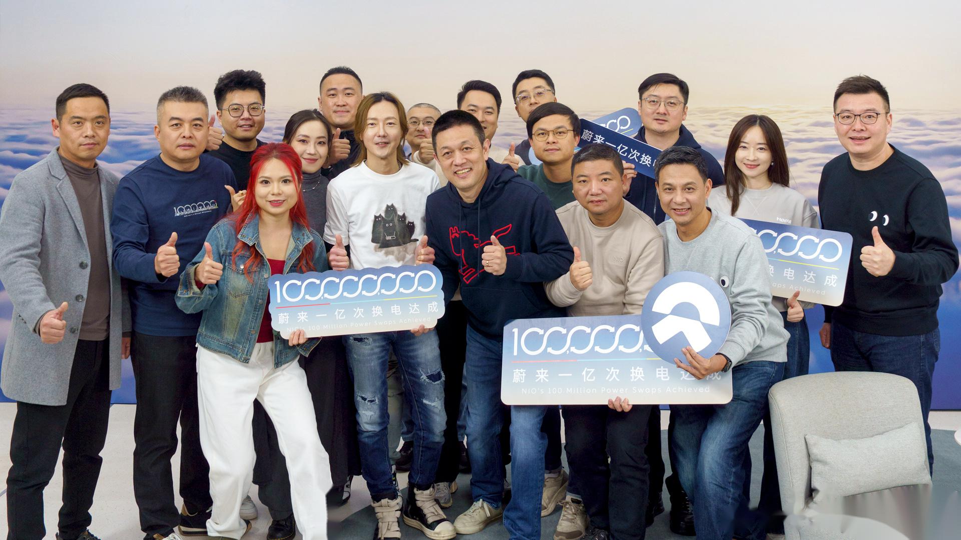 蔚来实现首次季度盈利，去年交付超32万台！公司市值单日大增超120亿元，李斌回应“闪充与换电之争”