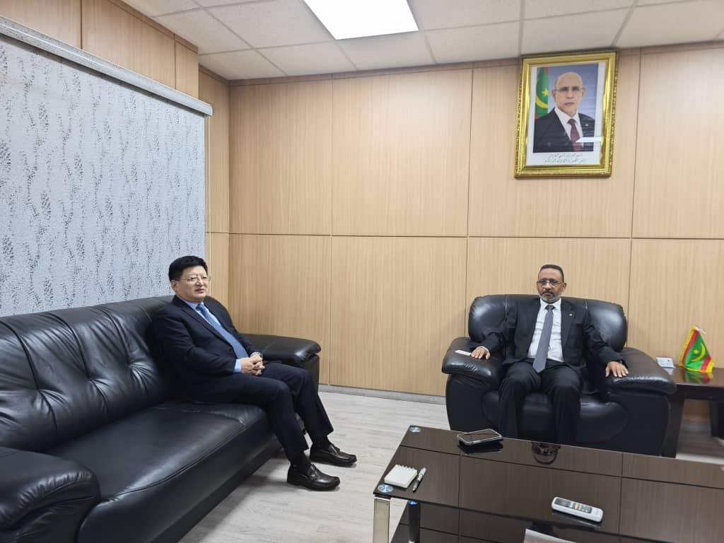 唐中东大使陪同毛里塔尼亚第一夫人走访扎耶德自闭症儿童中心