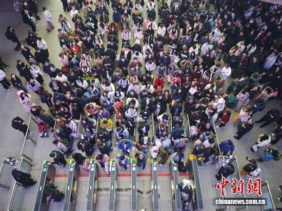4月30日，全社会跨区域人员流动量22074.8万人次