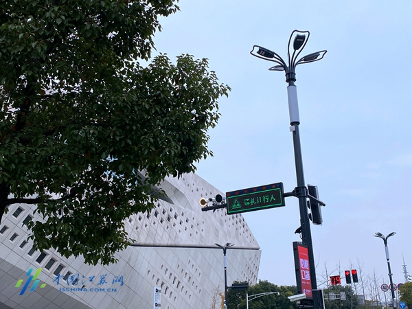 全国首支机器人交警中队,正式上岗!